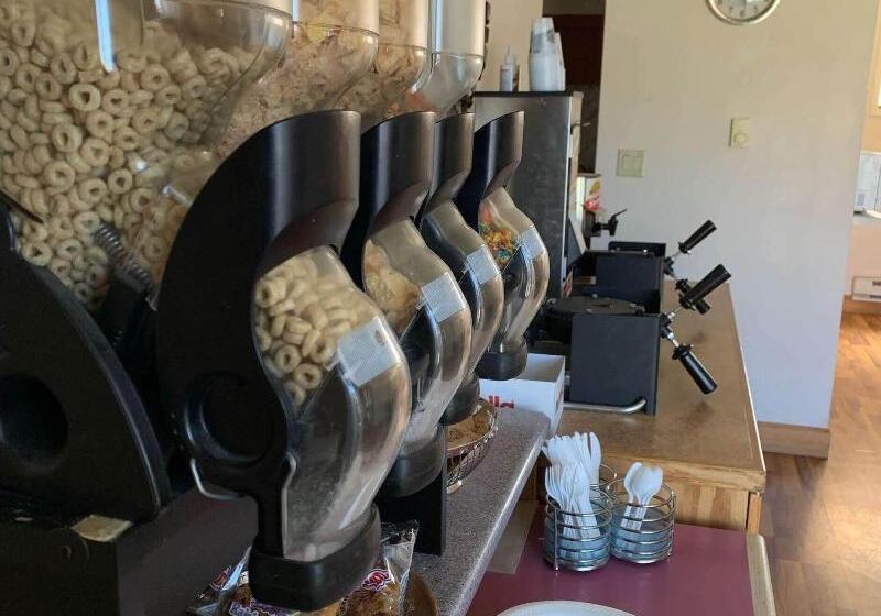 فندق Econo Lodge Inn & Suites