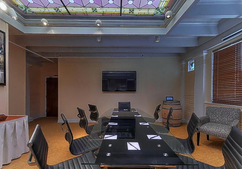 Executive Hotel Vintage Court