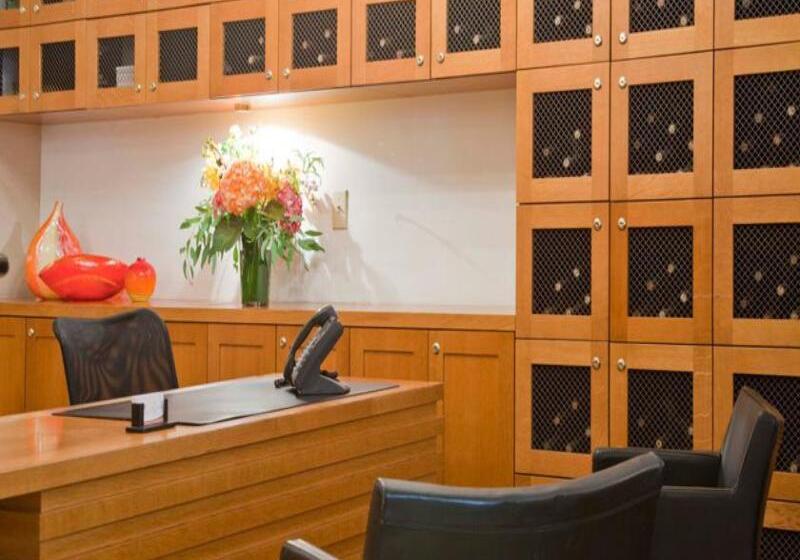 Executive Hotel Vintage Court