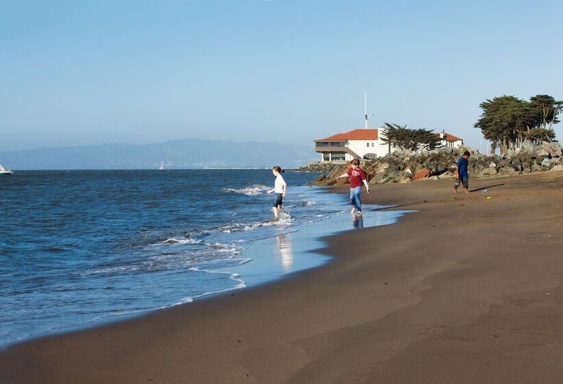 Executive Hotel Vintage Court