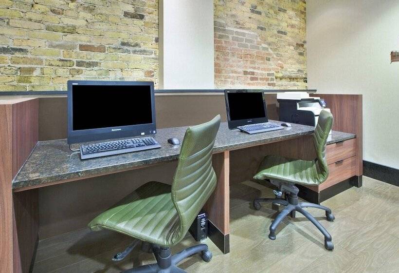 Отель Fairfield Inn & Suites By Marriott Milwaukee Downtown