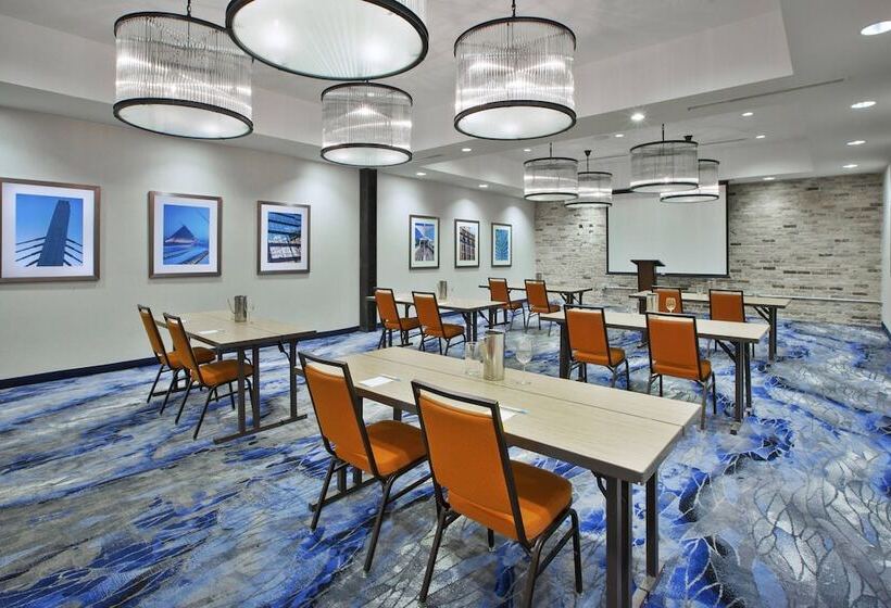 Отель Fairfield Inn & Suites By Marriott Milwaukee Downtown