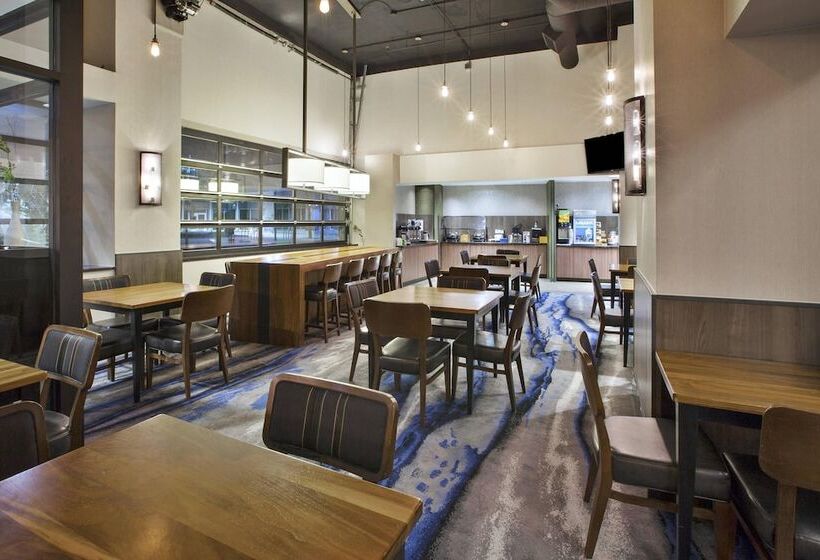 Отель Fairfield Inn & Suites By Marriott Milwaukee Downtown