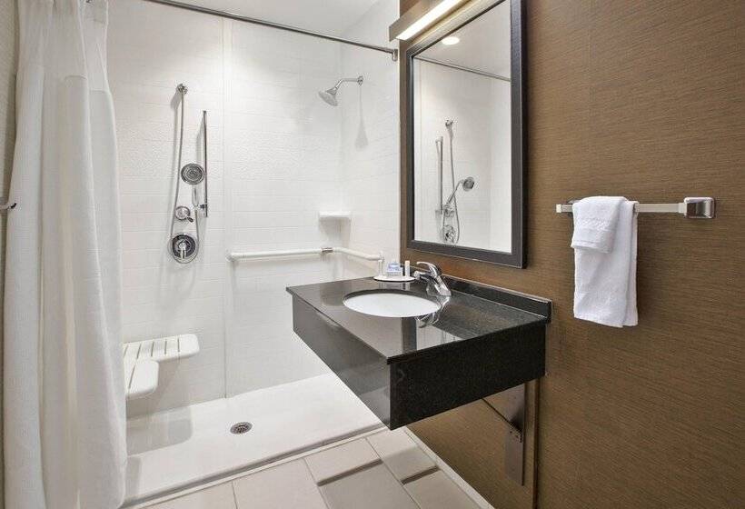 Отель Fairfield Inn & Suites By Marriott Milwaukee Downtown