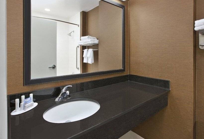 Отель Fairfield Inn & Suites By Marriott Milwaukee Downtown