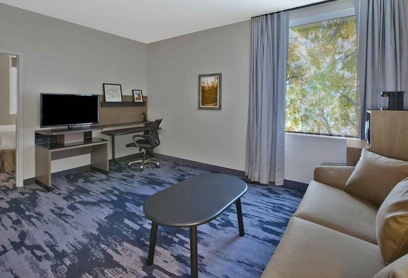 Отель Fairfield Inn & Suites By Marriott Milwaukee Downtown