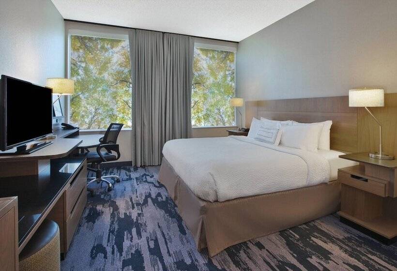 Отель Fairfield Inn & Suites By Marriott Milwaukee Downtown