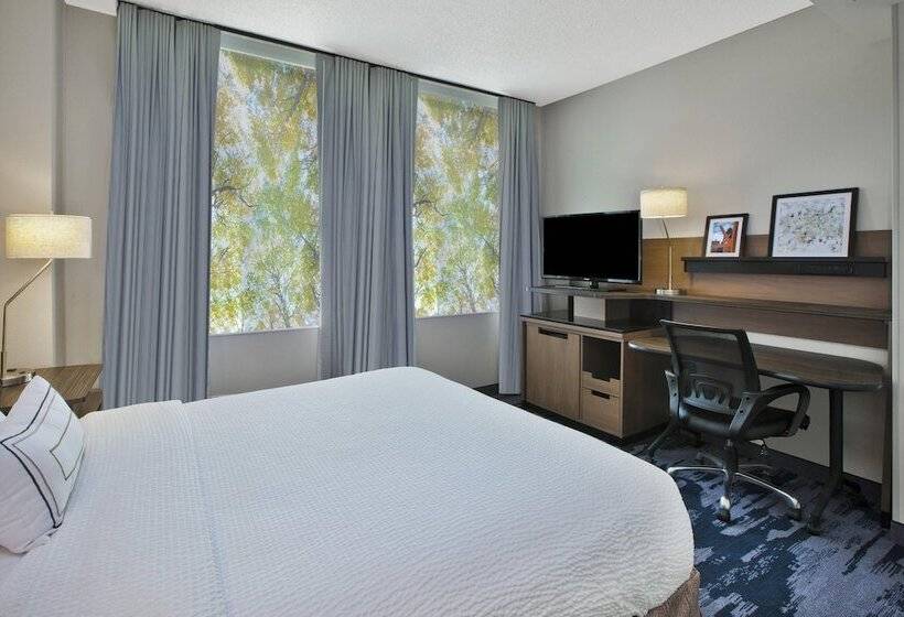 Отель Fairfield Inn & Suites By Marriott Milwaukee Downtown