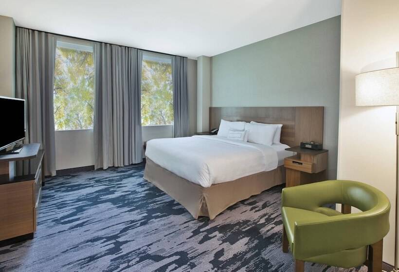 Отель Fairfield Inn & Suites By Marriott Milwaukee Downtown