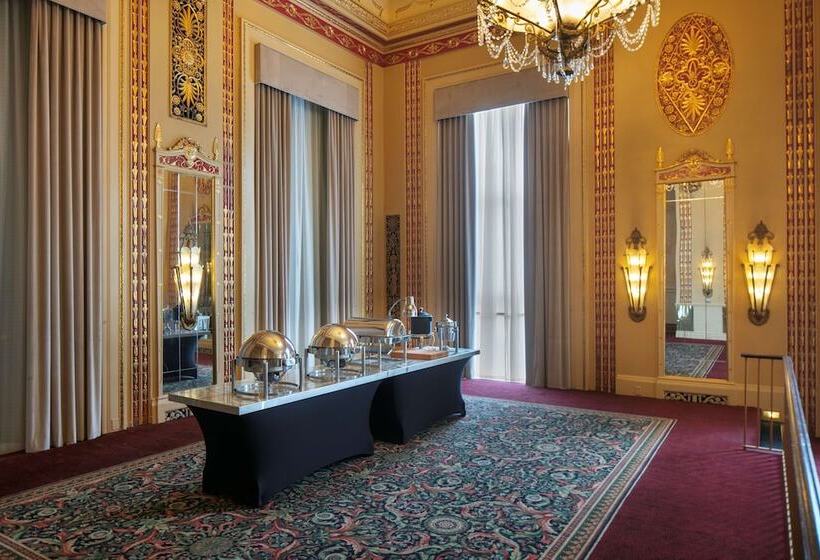 هتل Hilton Milwaukee