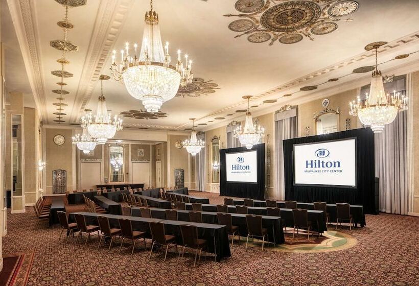 هتل Hilton Milwaukee