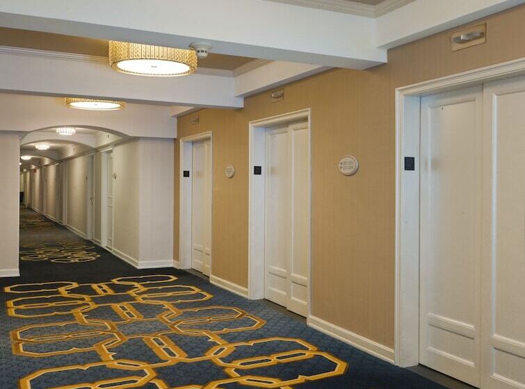 هتل Hilton Milwaukee