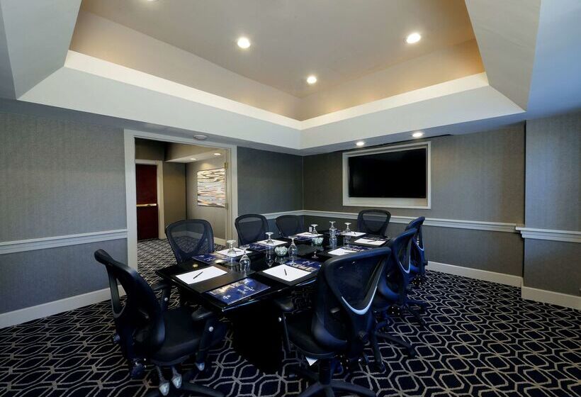 هتل Hilton Mystic