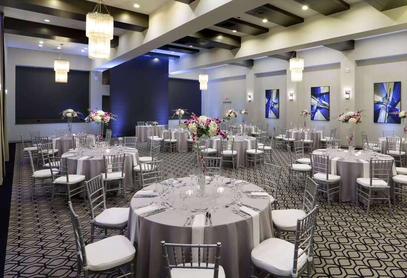 هتل Hilton Mystic