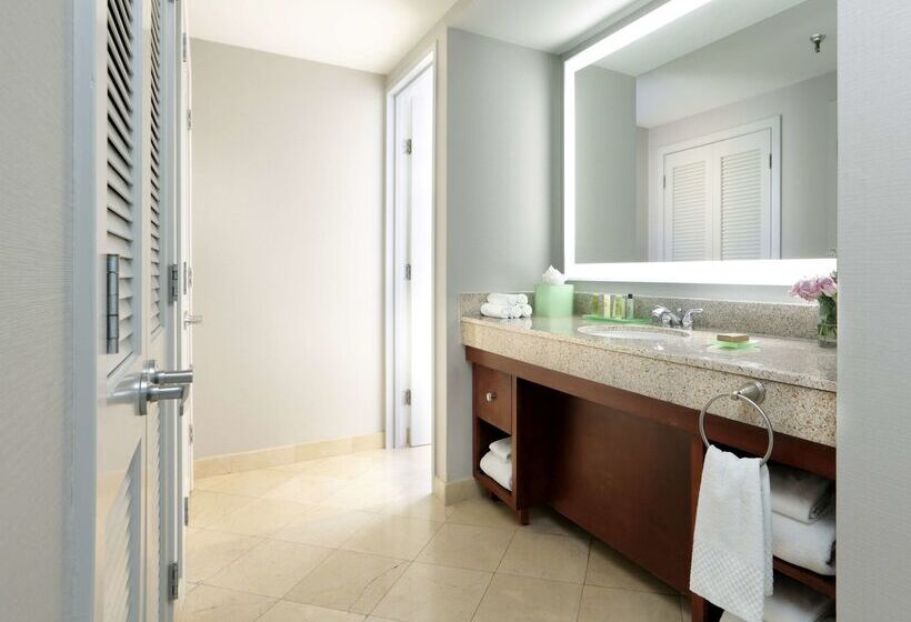 هتل Hilton Mystic