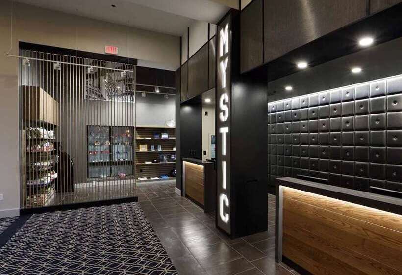 هتل Hilton Mystic