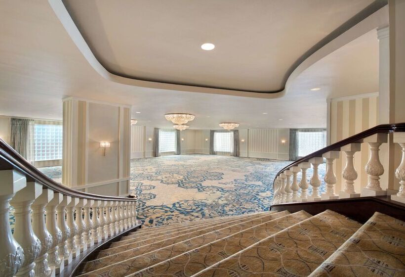 هتل Hilton Orrington / Evanston