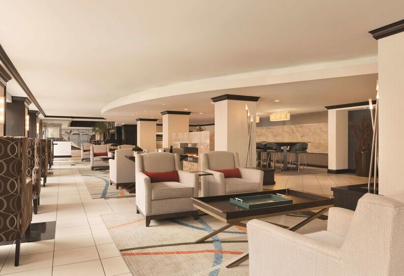 هتل Hilton Orrington / Evanston