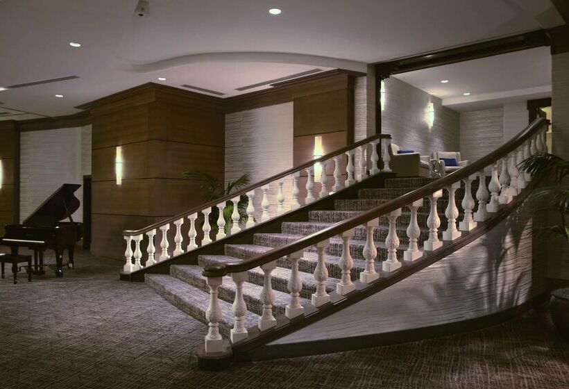 هتل Hilton Orrington / Evanston