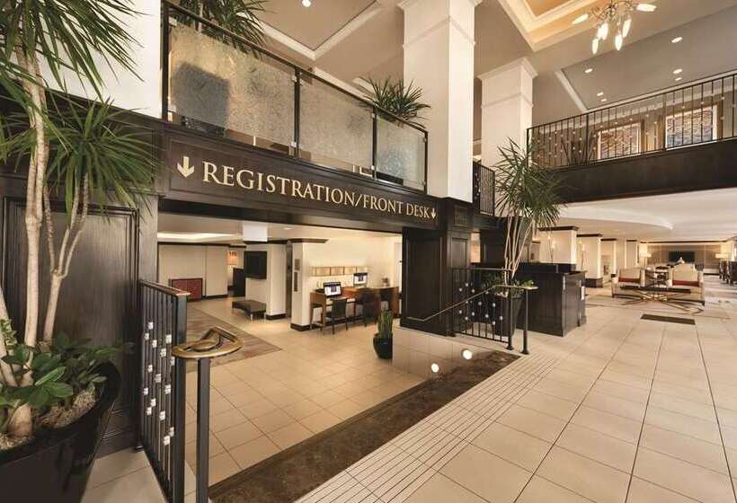 هتل Hilton Orrington / Evanston