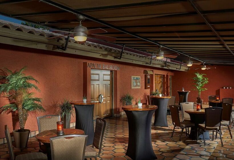 هتل Hilton Phoenix Resort At The Peak