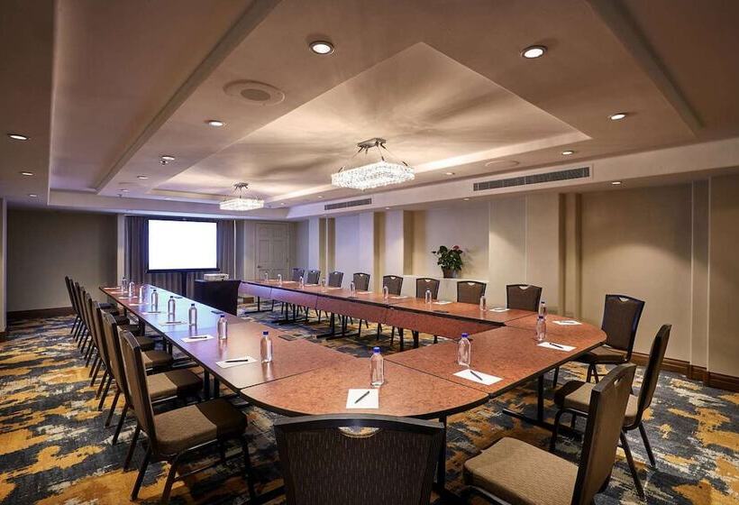 هتل Hilton Phoenix Resort At The Peak