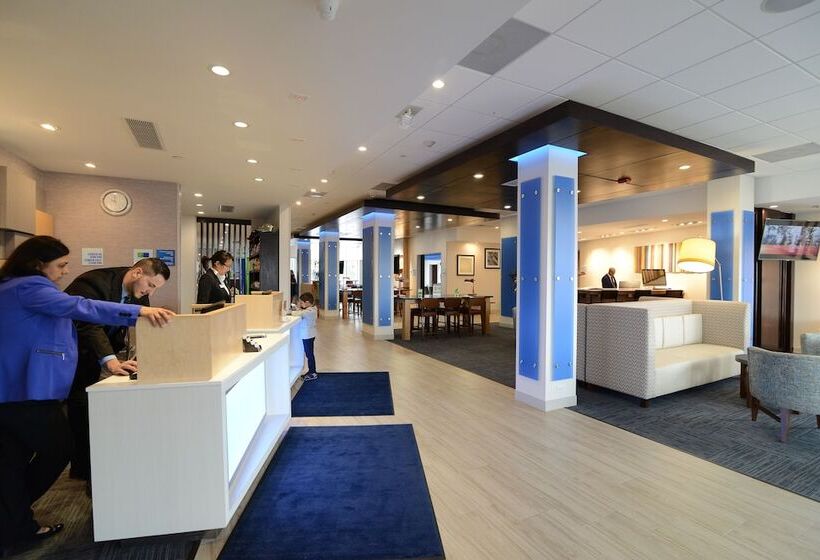 호텔 Holiday Inn Express & Suites Chicago North Shore   Niles, An Ihg