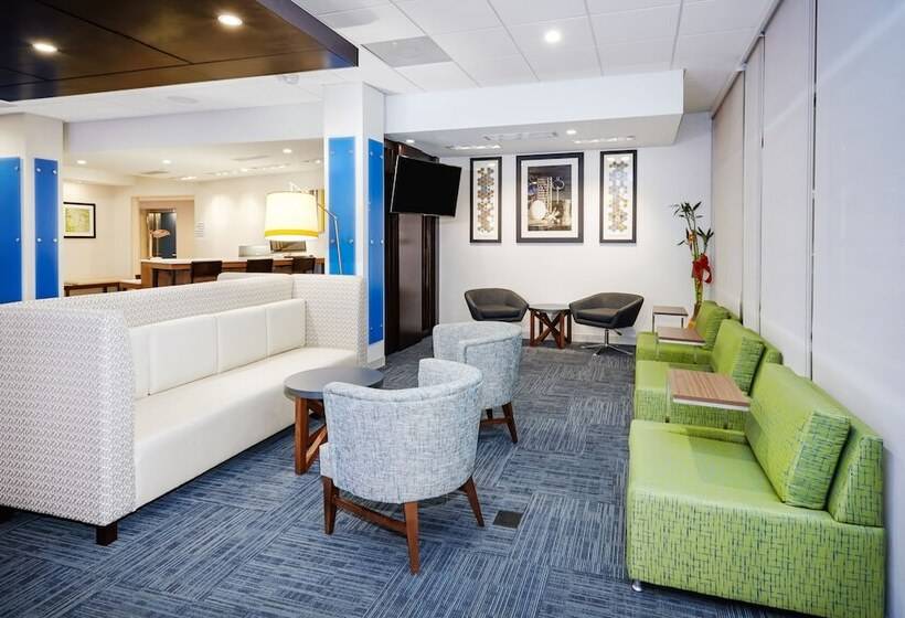 호텔 Holiday Inn Express & Suites Chicago North Shore   Niles, An Ihg