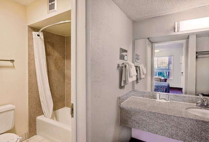 בית מלון כפרי Knights Inn  Palmdale Ca