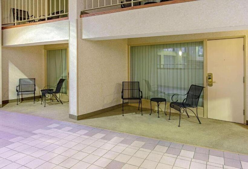 هتل La Quinta By Wyndham Appleton College Avenue