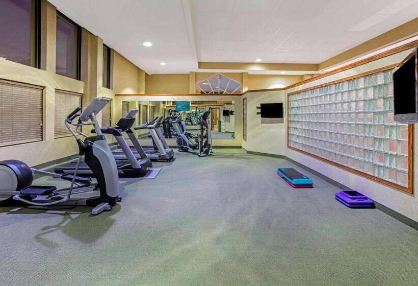 هتل La Quinta By Wyndham Appleton College Avenue