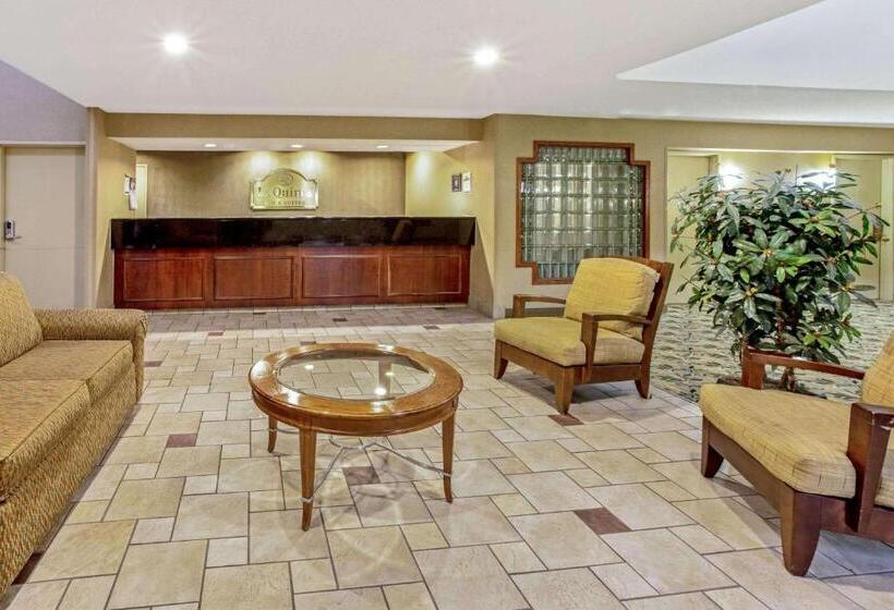 هتل La Quinta By Wyndham Appleton College Avenue