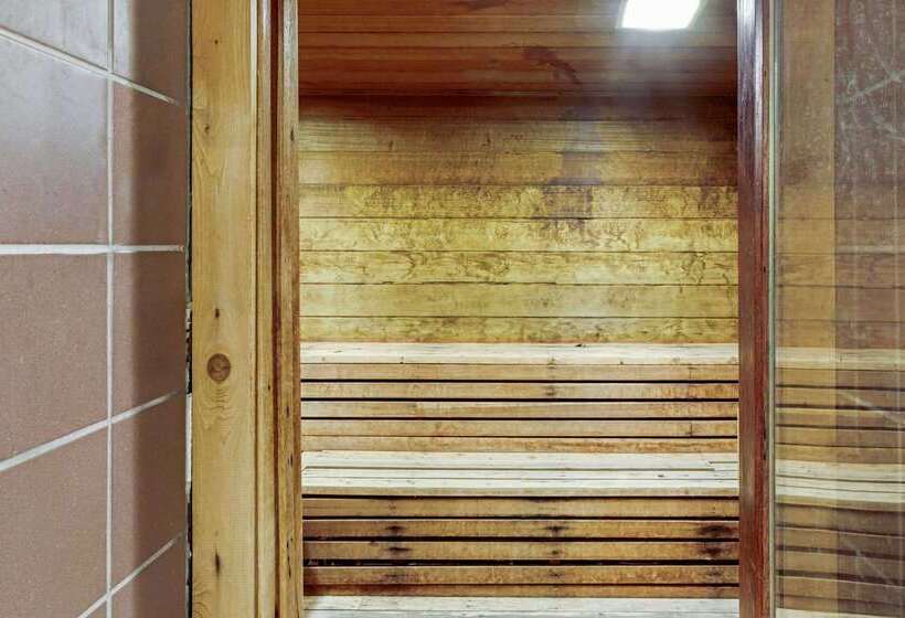 هتل La Quinta By Wyndham Appleton College Avenue