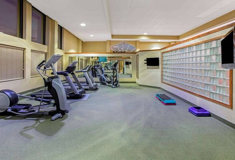 호텔 La Quinta By Wyndham Appleton College Avenue