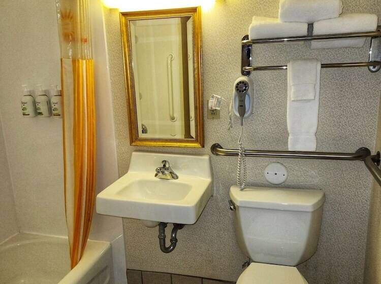 هتل La Quinta By Wyndham Appleton College Avenue