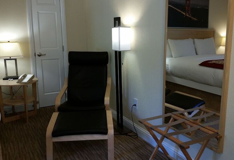 فندق Marin Lodge