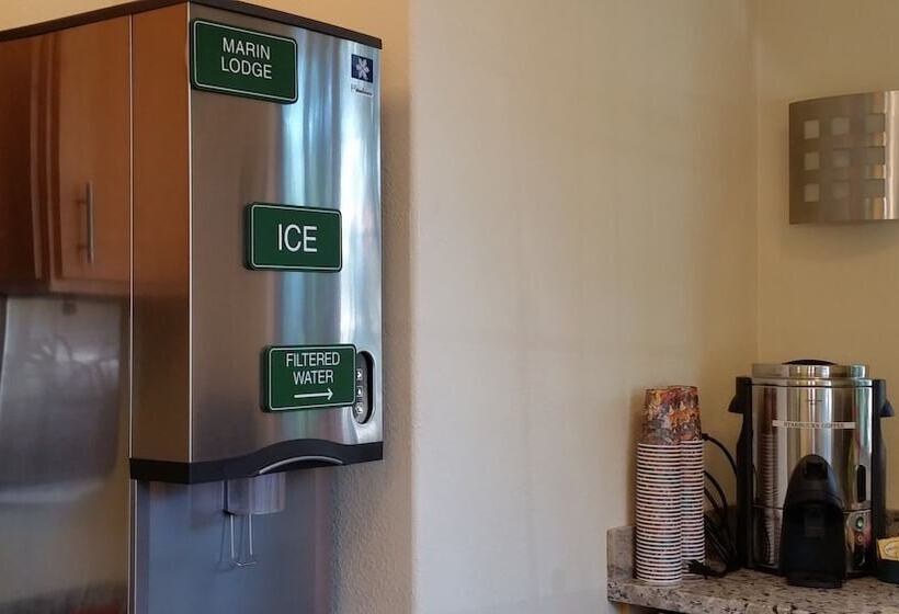 فندق Marin Lodge