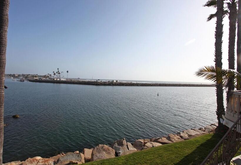هتل Oceanside Marina Suites  A Waterfront