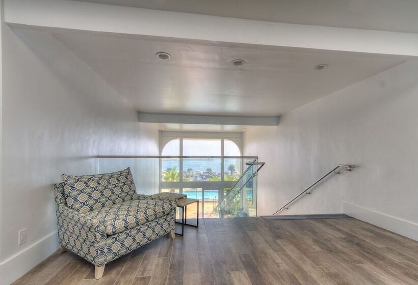 هتل Oceanside Marina Suites  A Waterfront