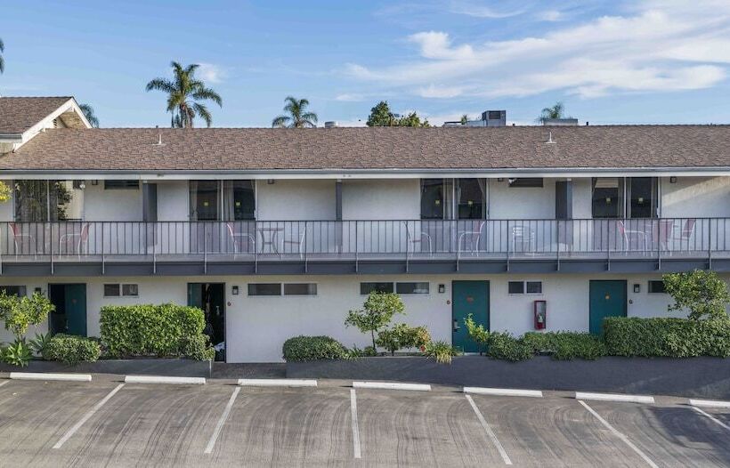 فندق Orange Tree Inn