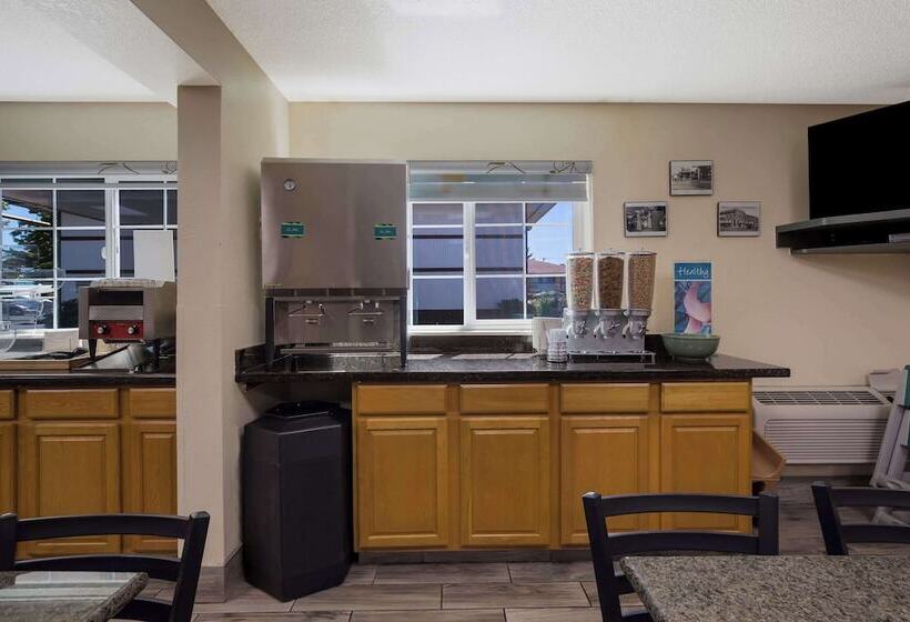 فندق Quality Inn & Suites Medford Airport