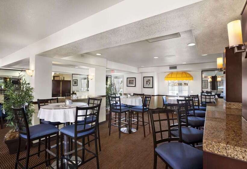 فندق Ramada By Wyndham Costa Mesa/newport Beach