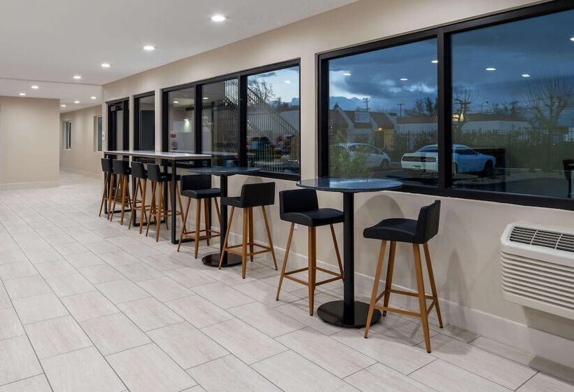 فندق Ramada By Wyndham Modesto Yosemite Area