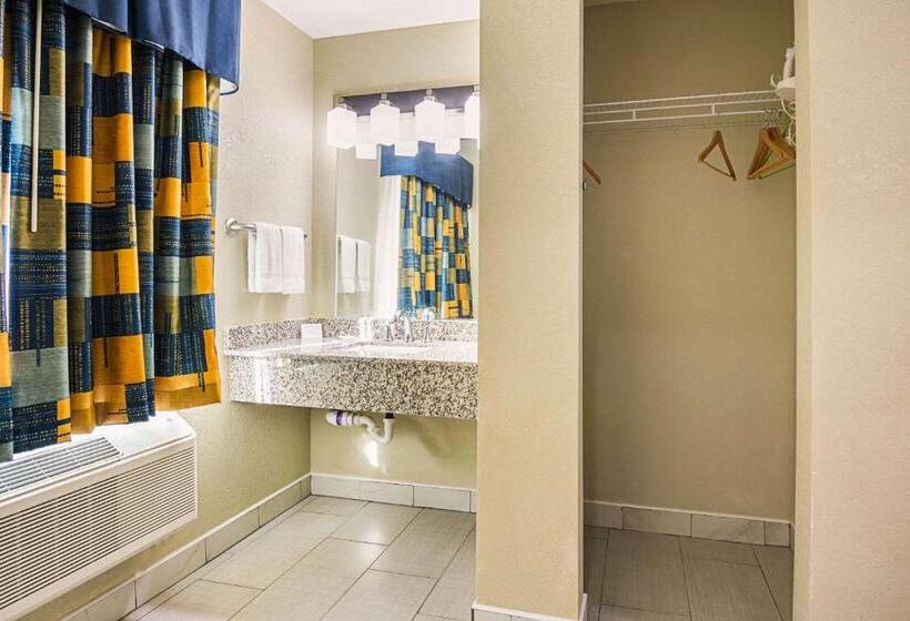 فندق Rodeway Inn And Suites