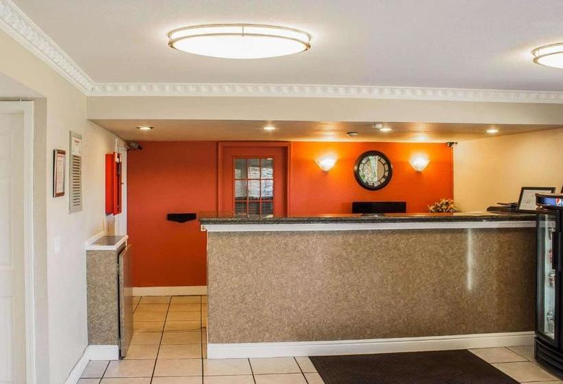 酒店 Rodeway Inn & Suites