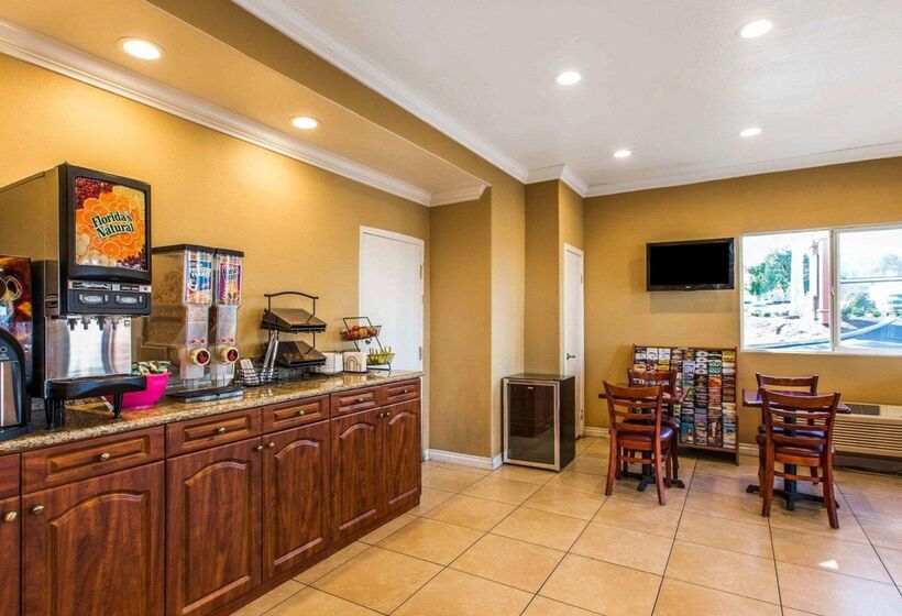 호텔 Rodeway Inn & Suites Corona