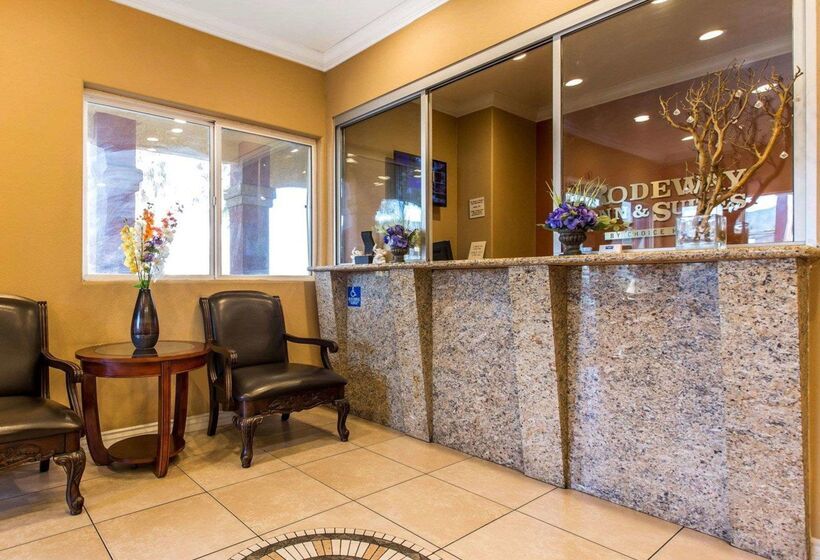 호텔 Rodeway Inn & Suites Corona