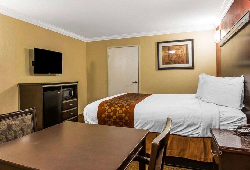 فندق Rodeway Inn & Suites Corona