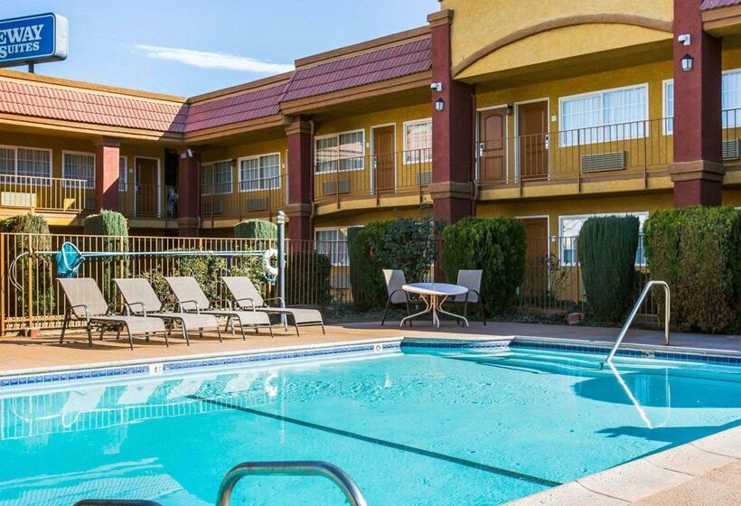 فندق Rodeway Inn & Suites Corona