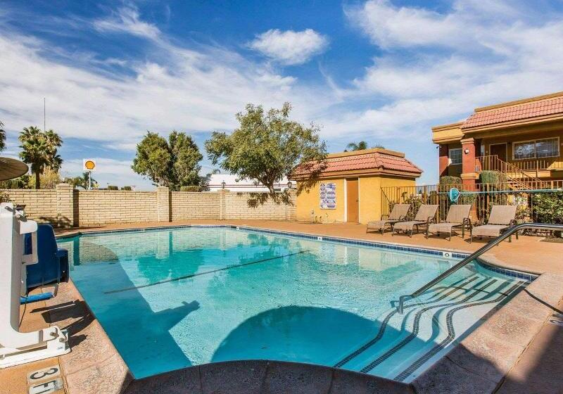 호텔 Rodeway Inn & Suites Corona